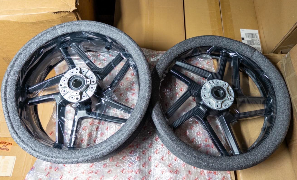NEW Ducati Carbon Fiber Wheels Rims Panigale V4 Streetfighter V4 96380271AA