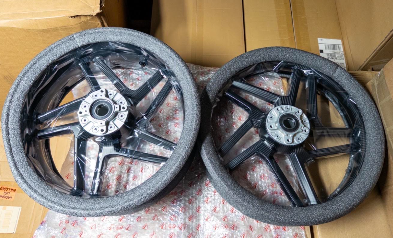 NEW Ducati Carbon Fiber Wheels Rims Panigale V4 Streetfighter V4 96380271AA